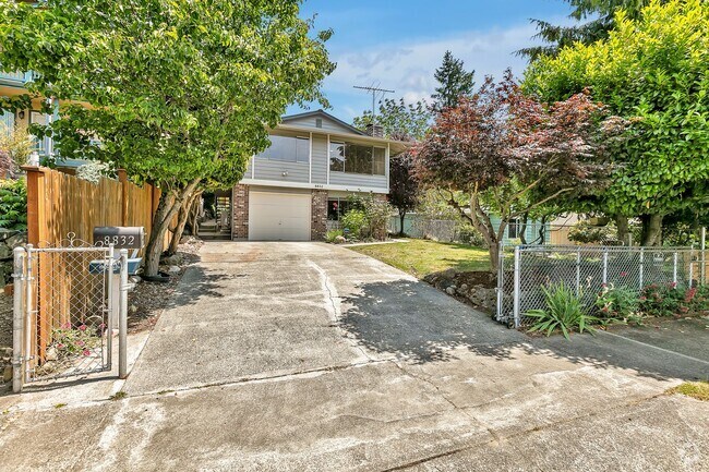 Building Photo - Fully Renovated 3BD Upper Duplex with Gara... Rental