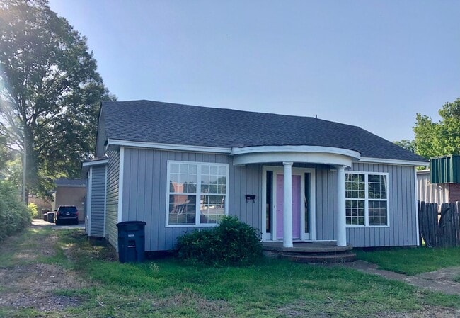 Charming Close to Campus Home - Charming Close to Campus Home