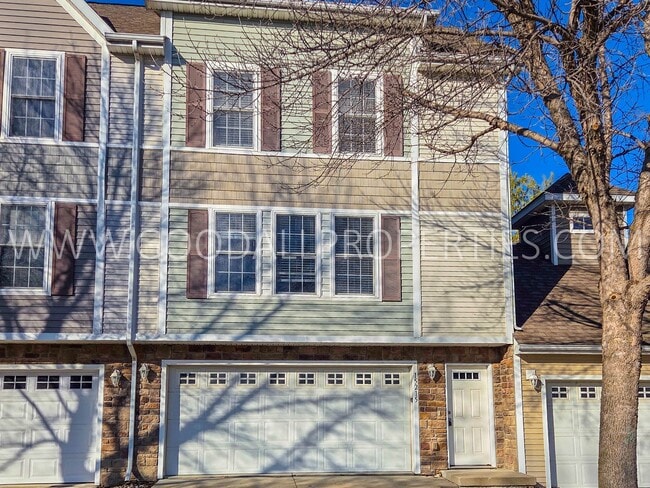 Building Photo - RENT SPECIAL!!! 2 Bedroom 2.5 Bath Townhome in Urbandale with attached two car garage.