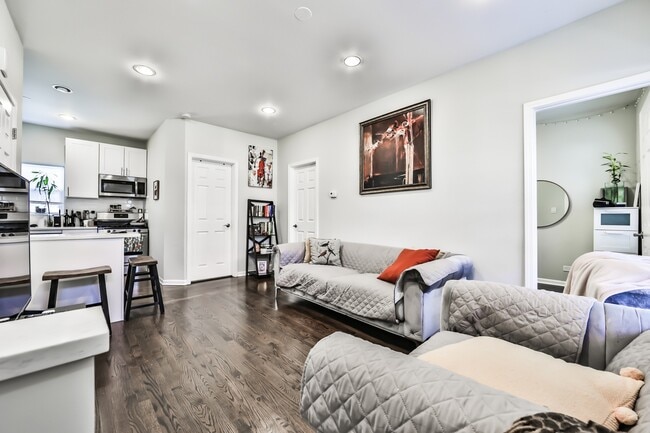 Living Room - 1411 W Flournoy St Unit #2