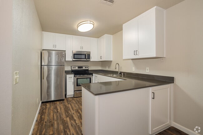 2BR, 2BA - 960SF