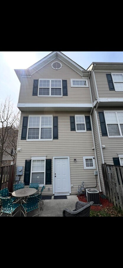 Photo - 23056 Fontwell Square