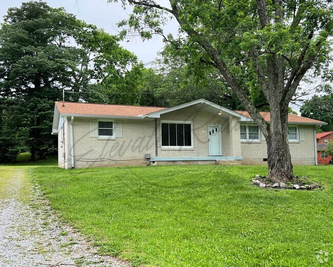 Building Photo - All Brick, 3 Bedroom Ranch in Hendersonvil... Rental