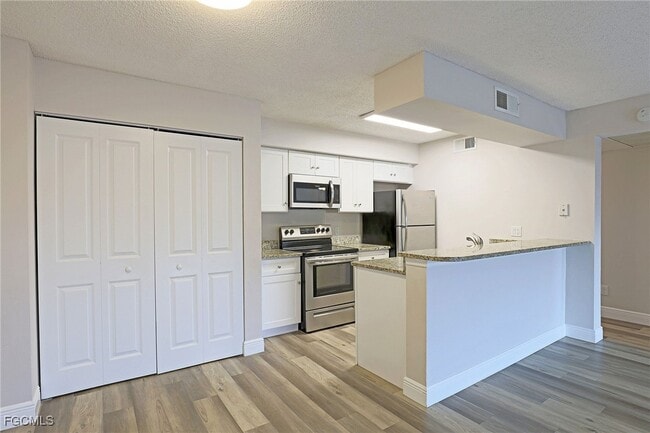 Building Photo - 5329 Summerlin Rd Unit 2915