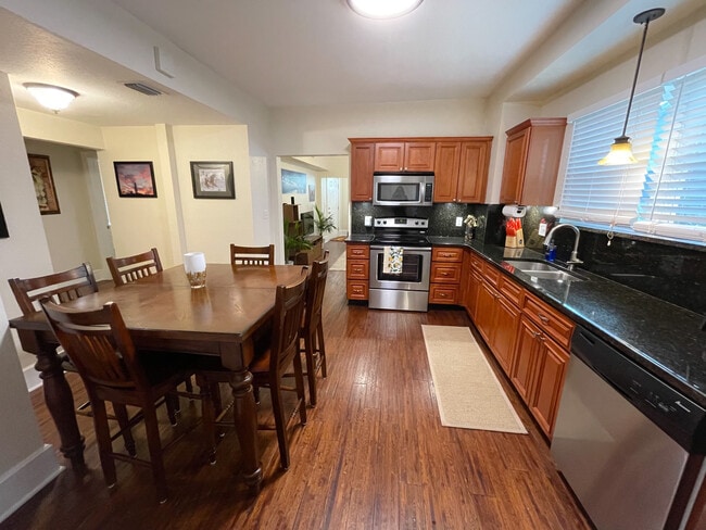 Photo - 1032 Granville Ct N