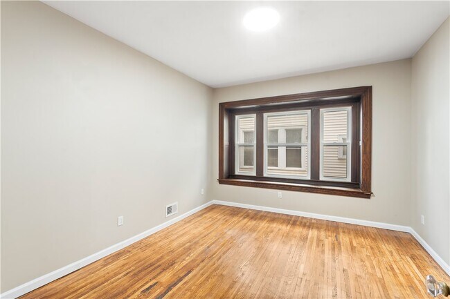 Photo - 483 Alexander St