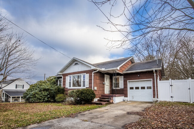 Photo - 610 Russell St