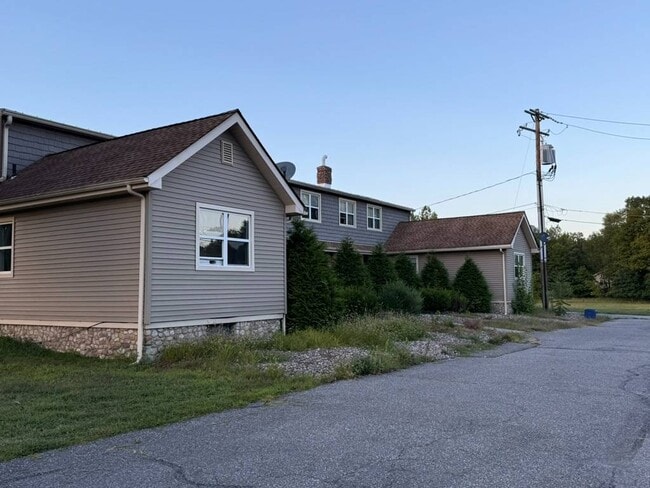 Building Photo - 881 Burlingham Rd Rental