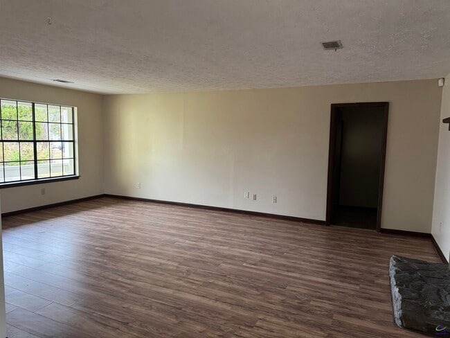 Photo - 108 Renoir Ln