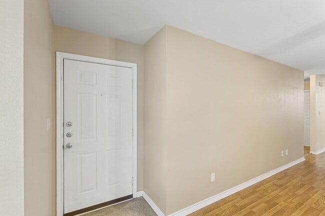 Photo - 912 Willow Pond St