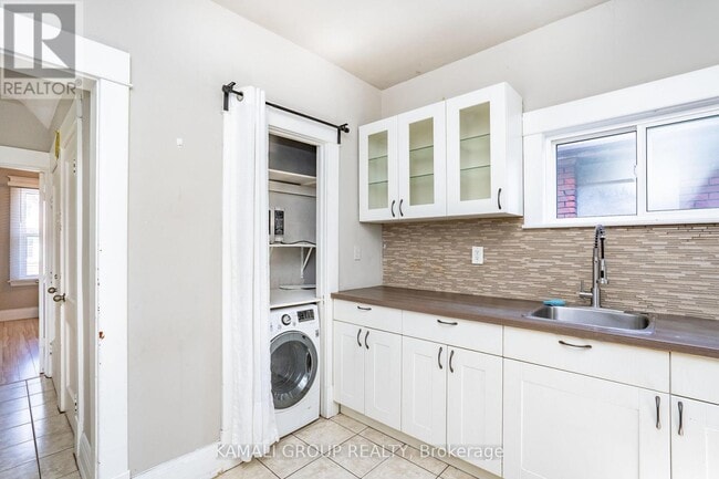 Photo - 25 Spadina Ave