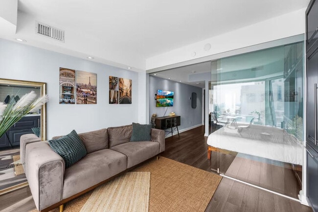 Building Photo - 125 Yorkville Ave