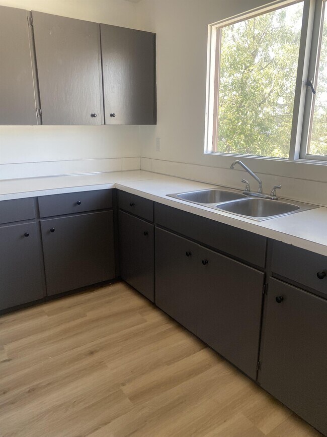 Photo - 280-280 Gillett St