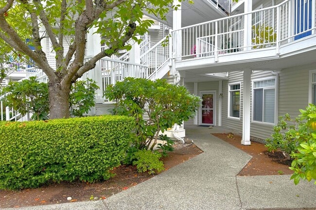 Building Photo - Well maintained ground level condo with ga...