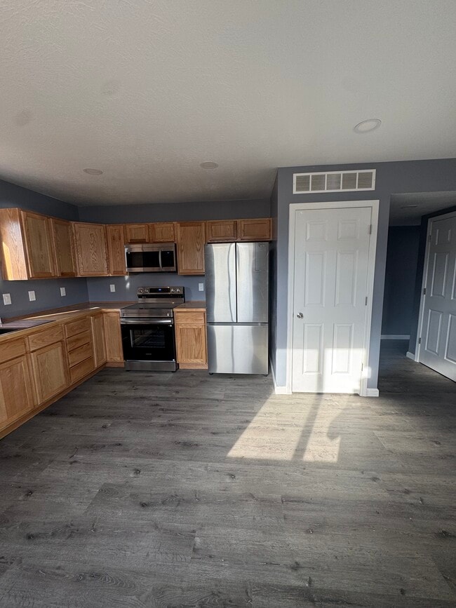 Building Photo - 223 Elm St