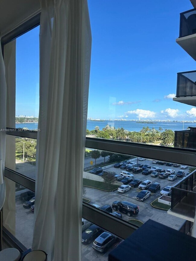 Building Photo - 600 NE 36th St Unit 701