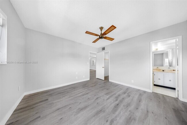 Photo - 257 S Cypress Rd Unidad 425A