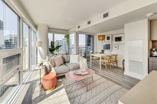 Photo - 19 Western Battery Rd Unité 1907