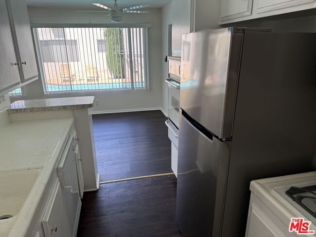 Photo - 18600 Burbank Blvd Unidad 107
