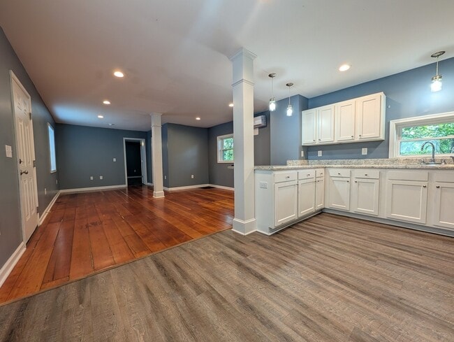 Building Photo - 703 E Riverside Dr Unit A