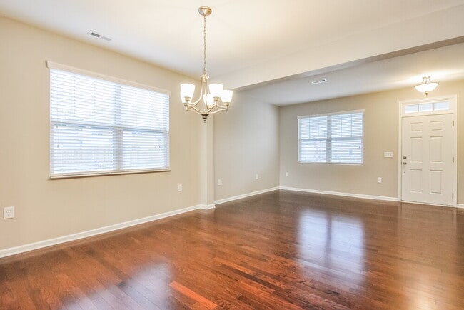 Photo - 600 Lavenham Ln