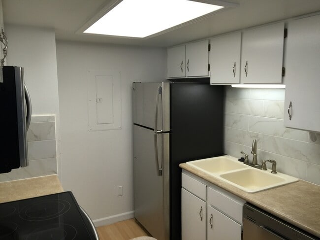 Photo - 8555 Fairmount Dr Unidad H106