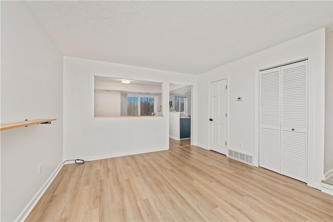 Photo - 154 Norwich Dr