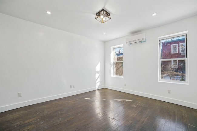 Building Photo - 270 Hancock Ave Unit 2