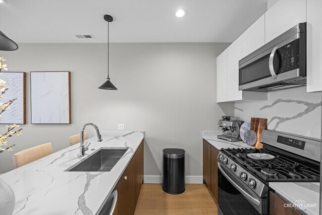 Photo - 2342 W Adams St Unit 202