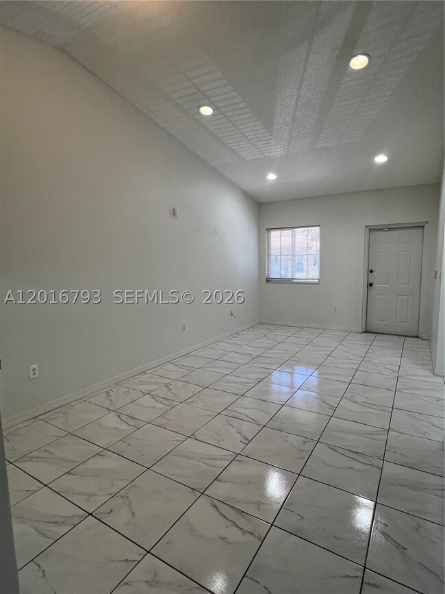 Building Photo - 2931 SE 12th Rd Unit 204-55