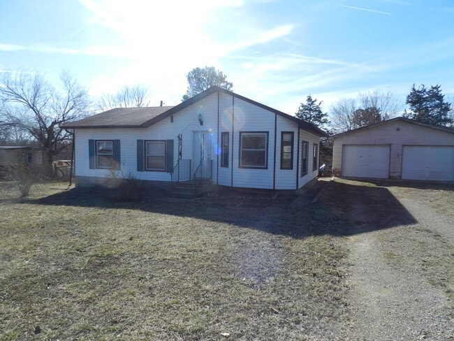 Building Photo - Cute house with a nice fenced yard
