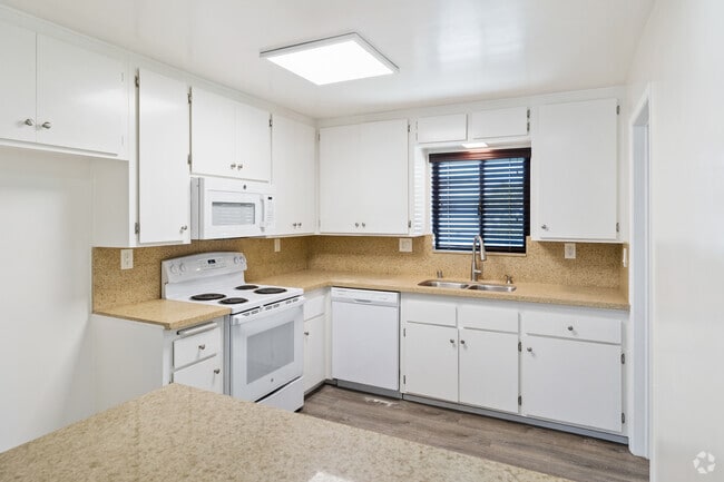 2BR, 2BA, Den - 1000SF - Kitchen