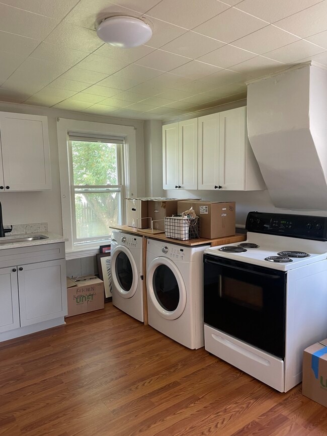 kitchen stove.washer.dryer - 39 Maple St Unit A