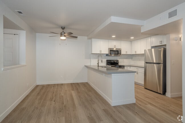 2BR, 2BA - 947SF