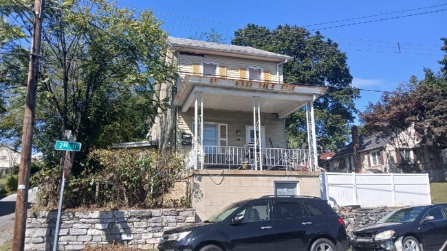 Building Photo - 643 2nd St Unit 2nd Rental