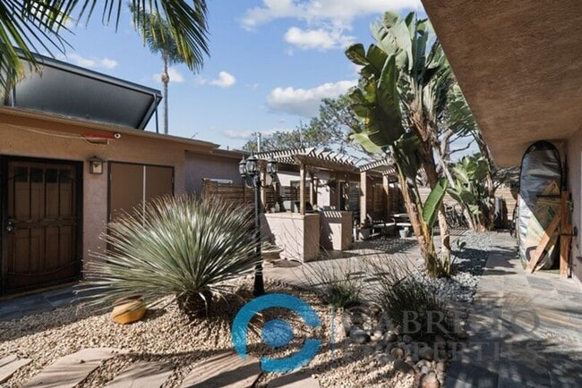 Building Photo - 2110 Bacon St Unit #1