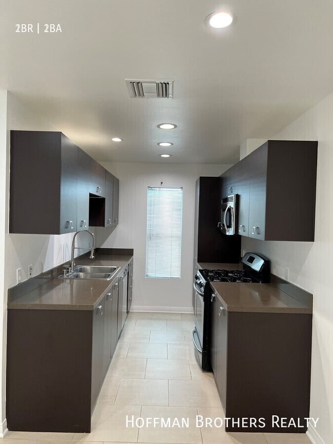 Photo - 1418 N Poinsettia Pl Unit 5