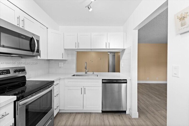 Photo - 3047 N Oakland Forest Dr Unit 204