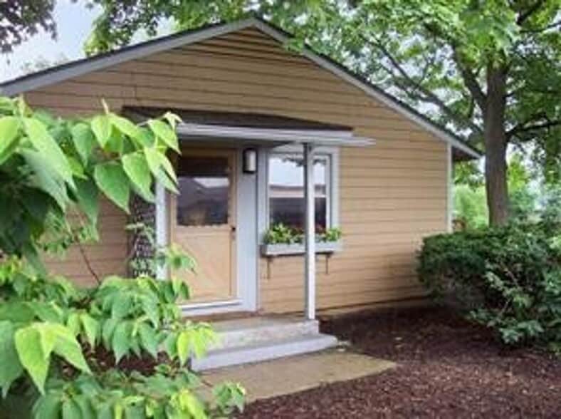 GREAT ANN ARBOR LOCATION – 2-BEDROOM END UNIT!