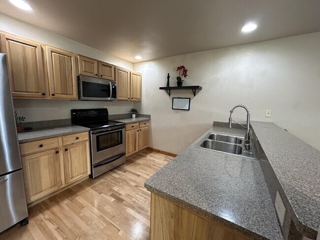 Photo - "Luxurious 3-Bed, 3-Bath Townhouse with Fireplace in Prime Location!!" Unidad B