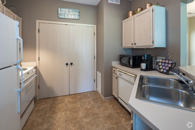 2BR, 2BA - 1,088SF - Kitchen