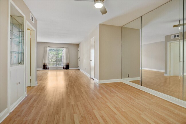 Building Photo - 1807 Stoney Brook Dr Unit 204