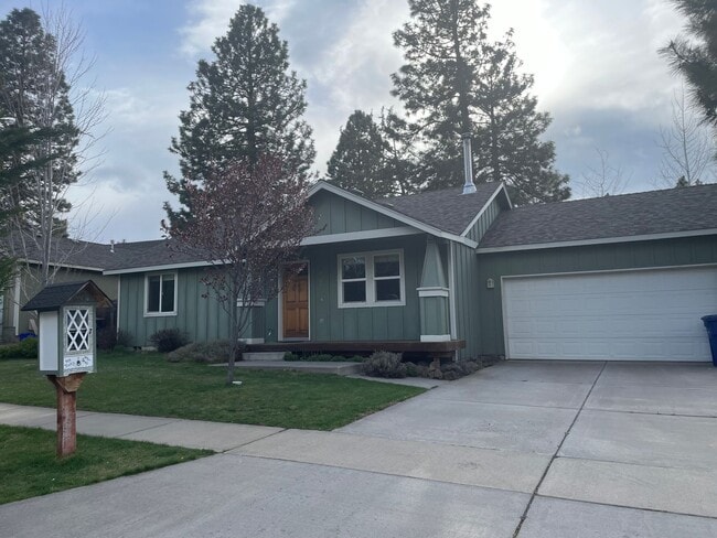 Building Photo - Cute Home in SW Bend