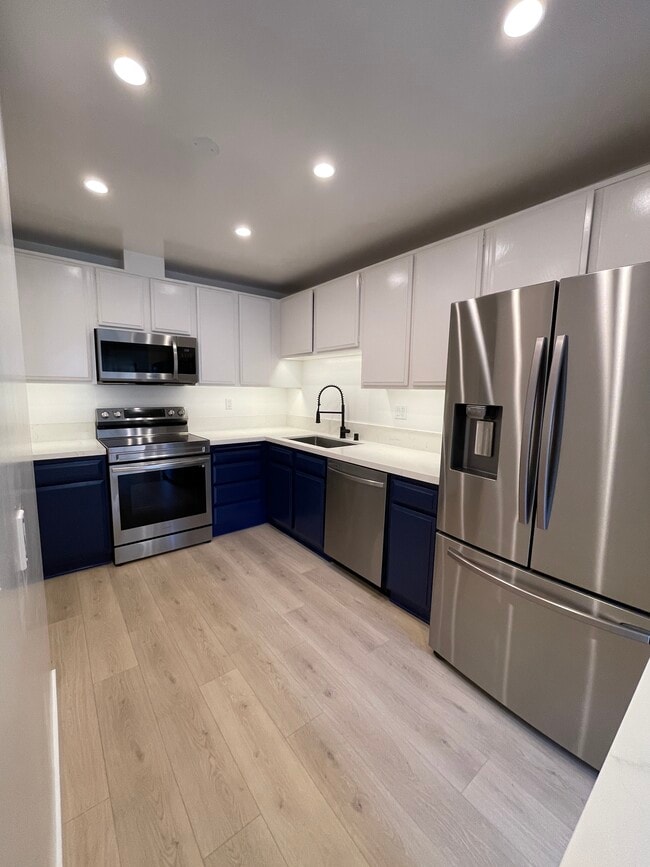 Una cocina típica de 2 dormitorios - 740 N Orlando Apartamentos