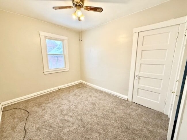 Photo - 866 Vankirk St