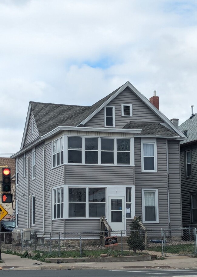 Front Exterior (Recent new roof and siding) - 3454 Nicollet Ave Unidad 2