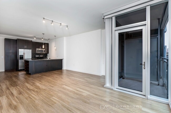 Photo - 350 N La Salle Dr