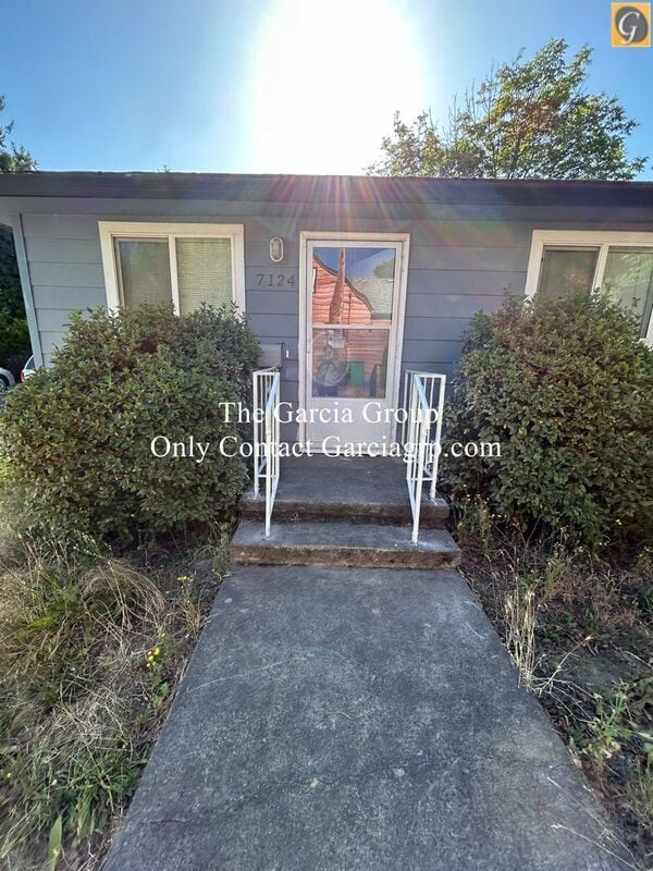 Building Photo - 7124 SE Lexington St Rental