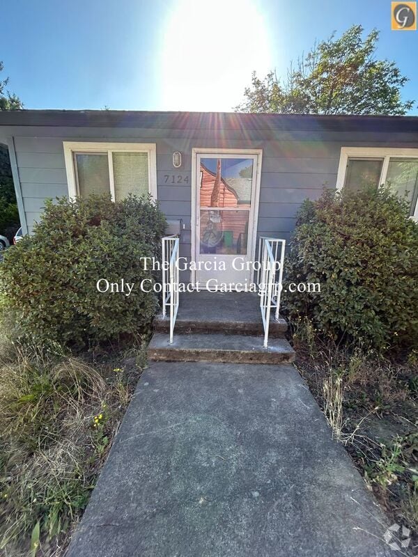 Building Photo - 7124 SE Lexington St Rental