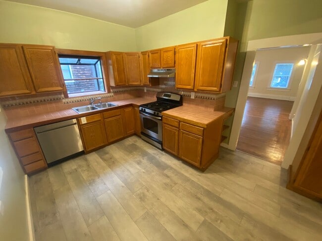 Photo - Advent - Gorgeous 5 Bedroom Home With Front/Backyard, Driveway & Washer/Dryer!